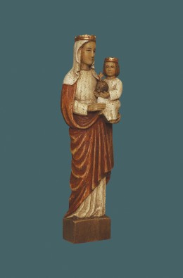 Our Lady Queen - White / Red - 17 Cm
